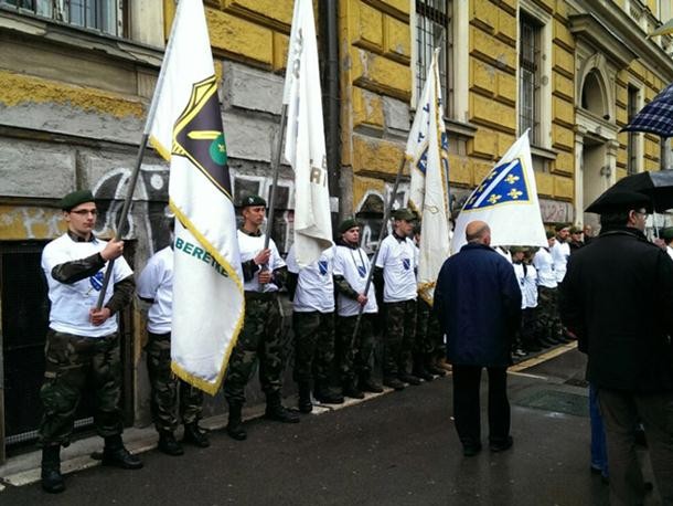 Prije dolaska delegacije iz RS cvijeće su položili i pripadnici “Zelenih beretki”, sa zastavama tzv. Armije BiH, u čast, kako su naveli, poginulih pripadnike teritorijalne odbrane