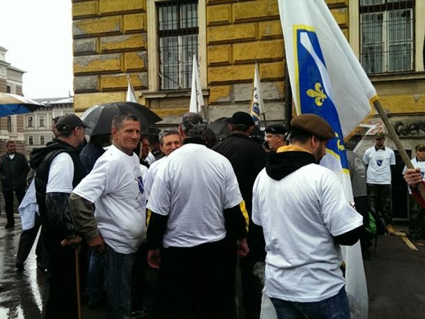 Prije dolaska delegacije iz RS cvijeće su položili i pripadnici “Zelenih beretki”, sa zastavama tzv. Armije BiH, u čast, kako su naveli, poginulih pripadnike teritorijalne odbrane