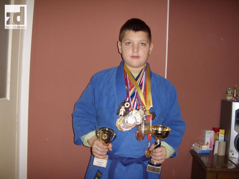 Photo of DŽudista Mirko Tošić jedan od najboljih sportista u Zvorniku i Republici Srpskoj: Kolekcionar medalja i priznanja