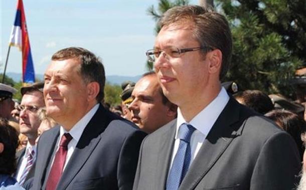 Photo of Dodik i Vučić na centralnoj manifestaciji 4. avgusta kod Sremske Rače