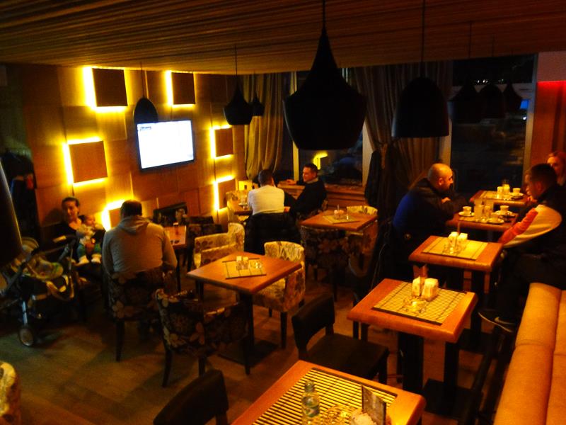 Photo of Otvoren kafe Tema: Udoban ambijent i prijatna atmosfera
