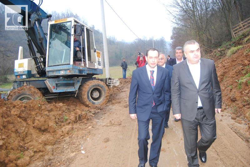 Photo of Stevanović i Angelov obišli radove na sanaciji klizišta u Malešiću