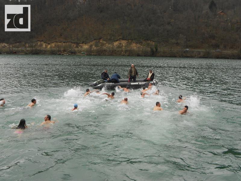 Photo of Plivanje za Časni krst danas na Zvorničkom jezeru