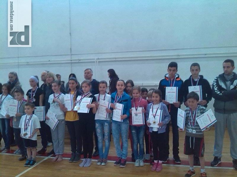 Photo of Učenici iz Roćevića uspješni na regionalnom takmičenju iz gimnastike