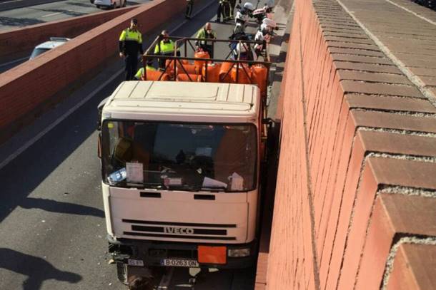 Photo of Šveđanin kamionom sa plinskim bocama jurio prema centru Barselone, policija pucala (video)