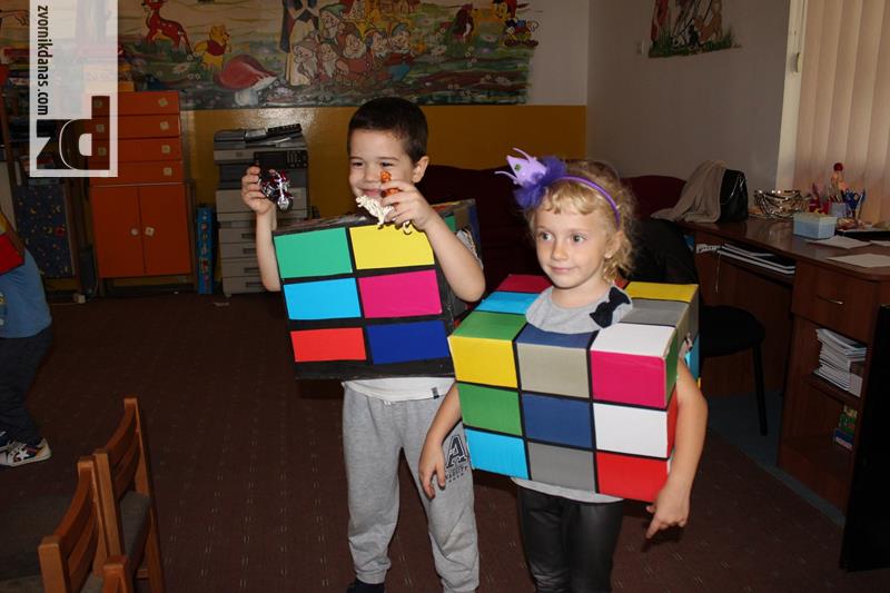 Photo of Roditelji, mališani i vaspitači zajedno pravili Rubikove kocke-kostime za dječiju nedelju (foto)