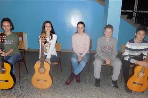 Photo of U Milićima nastupili mladi gitaristi iz Zvornika