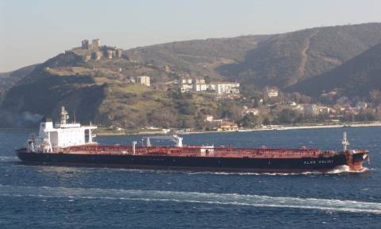 Photo of Tankeri usidreni, čekaju se kupci: Cijena nafte rekordno niska, potražnja nikad manja