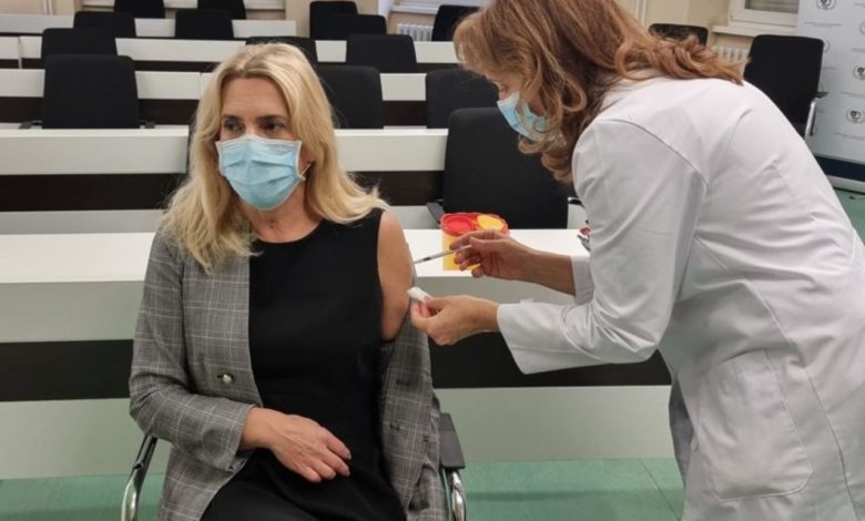 Photo of Predsjednica Srpske primila treću dozu vakcine protiv korone i ovo poručila