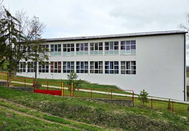 Nove knjige školske lektire i obnovljena fasada u školi u Pilici